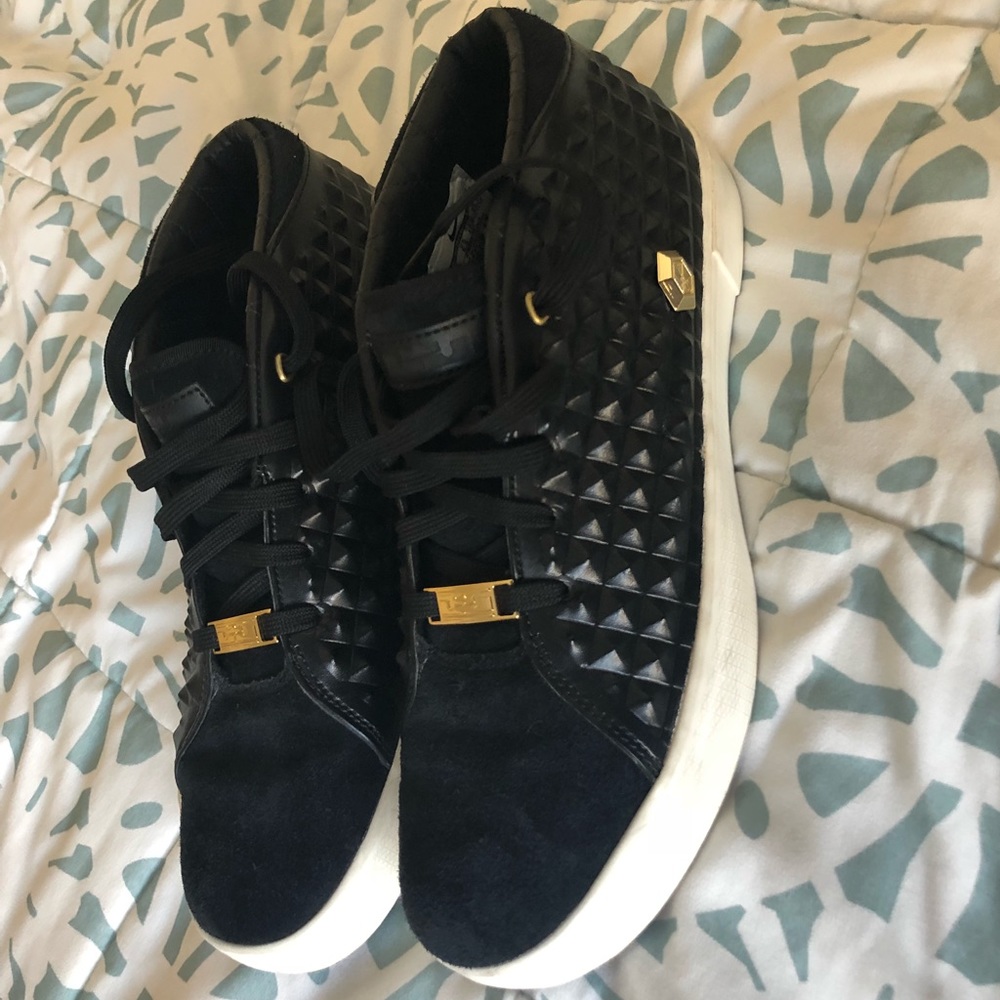 Gorgeous sneakers!!Nike LebronBlack/Metallic Gold